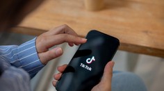 Nebezpečný trend na TikToku, ktorému prepadajú aj dospelí. Môže prispieť k vzniku rakoviny