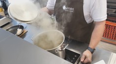 Zmarilo grilovačku počasie? Poradíme vám, ako dodať dymovú chuť mäsu hoc aj na dvojplatničke