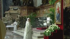 Sme naozaj takí veriaci, ako sa to hovorí? Cirkev musí veriacich pomaly prosiť, aby prišli na pápeža