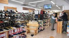 Obuv si môžete vyskúšať iba s ponožkou, skúšať oblečenie je zakázané úplne