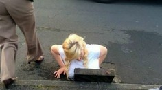 Tínedžerka terčom posmechov: Nohami lovila mobil z kanálu a zasekla sa