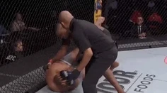 VIDEO: Krátky proces v MMA. Duel sa skončil technickým KO za 50 sekúnd