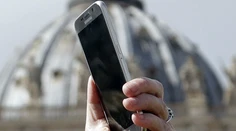Chodcom hľadiacim do mobilov budú v Litve hroziť pokuty. A nie malé