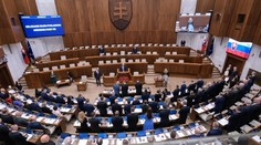 Drahší alkohol a cigarety či zvýšenie zdravotného odvodu. Poslanci schválili balík konsolidačných opatrení