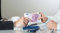 Lekárku novozámockej nemocnice prichytili pri preberaní úplatku. A nezobrala ho prvýkrát