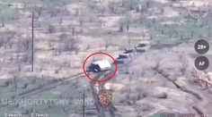 VIDEO: Rusi nasadili proti Ukrajincom bizarne upraveného obrnenca. Na čele kolóny sa objavil „pojazdný bunker“