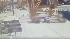 VIDEO: Pri páde gigantického žeriavu v Dubaji utrpelo zranenia 10 ľudí
