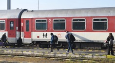 Otec zabudol dcéru vo vlaku, príbeh ružovej čiapočky mal vďaka polícii šťastný koniec