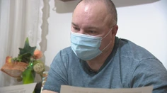 Je synom cudzincov, vyrástol však na Slovensku. Napriek tomu má problémy získať občianstvo