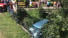 Pred kúpou testovali auto, skončili v potoku