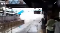 VIDEO: Rýchlovlak okúpal desiatky pasažierov, ktorí stáli na peróne