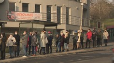 Očkovacie centrá zažívajú nápor. Na náhly nárast záujemcov o tretiu dávku nestačia kapacity
