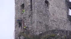 Pod Strečnom je uzávierka, takto nad cestou pracovali horolezci
