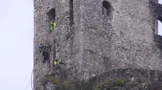 Pod Strečnom je uzávierka, takto nad cestou pracovali horolezci