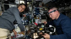 FOTO: Astronauti, ktorí uviazli vo vesmíre, sa vraj vôbec nenudia. Pozrite sa, ako si krátia čas