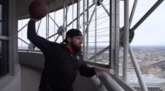 Trafiť kôš zo 170-metrovej výšky? Žiadny problém