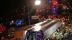 Na predmestí Hongkongu sa prevrátil poschodový autobus. Najmenej 19 ľudí zahynulo