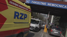 Sanitky s pacientmi čakajú pred vrátnicou. V Trenčíne jeden vjazd k nemocnici nestačí