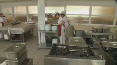 Rodičov detí, ktoré nemôžu jesť v škole, zaskočilo platenie za zohrievanie obedov