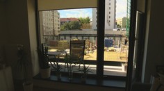 Pred oknami ľuďom rastie garáž, ktorá vraj naruší ich bezpečnosť a vezme svetlo z bytov