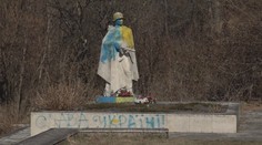 Ďalší pamätník pomaľovali farbami Ukrajiny. V hrobe paradoxne ležia aj ukrajinskí vojaci