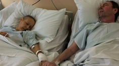 Neboj sa, som s tebou! Siroty zverejnili srdcervúcu fotografiu umierajúcich rodičov