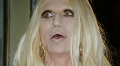 Otrasná Donatella Versace sa asi uvidela v zrkadle!