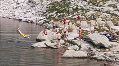 Kúpali sa v plese, ako keby to bol bazén. Šéf národného parku si nedával servítku pred ústa