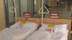 Pred ministerstvo doniesli dve postele. Štát podľa nich nemá rovnaký meter