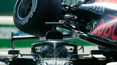 Hamiltona po desivej zrážke s Verstappenom zachránila "svätožiara", v Monze vyhral Ricciardo