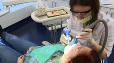 Starostlivosť o vlastné zuby vás vyjde viac ako tie umelé