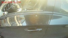 Rodičia z Česka nechali dcéru (3) v rozpálenom aute a išli nakupovať. Zachránili ju strážnici