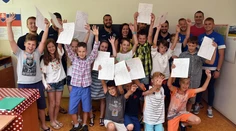 Školáci dostali vysvedčenia, začali sa im letné prázdniny