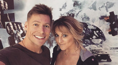 Manželka známeho speváka ukázala tehotenské bruško v bikinách