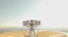 Muž šokoval svet novým rekordom. Postavil sa na vrchol letiaceho balóna