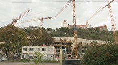 Parlament zostal s poškodenou fasádou v čase, keď pod hradom stavajú luxusnú štvrť