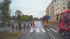 Učiteľka hazardovala so životmi malých detí, cez cestu prebehovali pred húkajúcou sanitkou