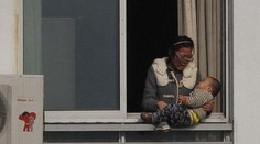 Žena chcela vyhodiť dieťa z okna. Dôvod je absurdný!