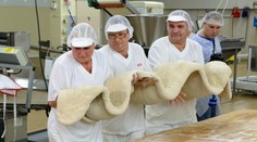 Od júna sa zamestnancom zvýšili príplatky za prácu v noci a cez víkend. Pozrite si o koľko