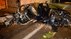 Tragédia pri Leviciach. Auto začalo po náraze do plota horieť, muž (†55) ostal zakliesnený vnútri