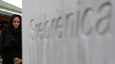 Angelina Jolie v Srebrenici: Rozplakala sa pri hroboch znásilnených žien