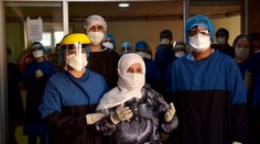 Liečiteľka sľúbila ľuďom, že ich ochráni pred COVID-19. Dýchla na nich a všetci sa nakazili