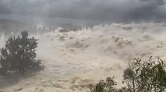 VIDEO: Austráliu sužujú rekordné zrážky. Veľká voda dokonca roztrhla priehradu