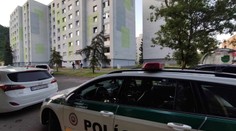 Polícia vyšetruje nález dvoch tiel v byte v Snine ako vraždu. Susedia tvrdia, že to boli slušní ľudia