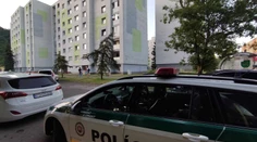 Polícia vyšetruje nález dvoch tiel v byte v Snine ako vraždu. Susedia tvrdia, že to boli slušní ľudia