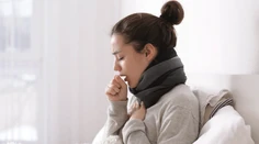 Škriabe vás v hrdle? Nemusíte hneď utekať k lekárovi, pomôže aj domáca medicína