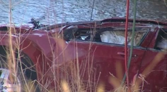 Štrnásť hodín po autonehode našiel rybár visieť z vraku batoľa