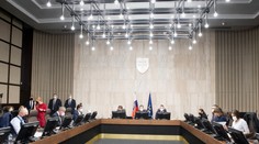 Vláda by sa mala zaoberať situáciou na Ukrajine a opatreniami. Prebrať má aj výročnú správu o členstve v EÚ