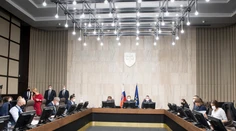 Vláda by sa mala zaoberať situáciou na Ukrajine a opatreniami. Prebrať má aj výročnú správu o členstve v EÚ
