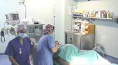 Nemocnica zverejnila zábery z pôrodu dvojičiek. Ich matka má 64 rokov